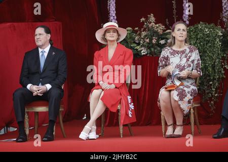 Jim o'Hare (marito di Delphine Boel), la principessa Delphine e la principessa Claire del Belgio raffigurate durante la parata militare e civile della Giornata nazionale belga, a Bruxelles, giovedì 21 luglio 2022. BELGA PHOTO BRUNO FAHY Credit: Belga News Agency/Alamy Live News Foto Stock