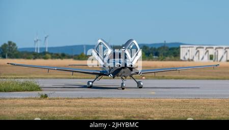 singolo motore argenteo privato aereo con incernierato su porte ad ala di gabbiano in posizione di messa a punto su un aeroporto Foto Stock