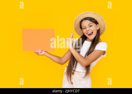 ragazza teen winking con spazio di copia su carta arancione su sfondo giallo. ok Foto Stock