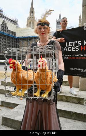 21st luglio 2022. Londra, Regno Unito. Gli attivisti della Lega umana hanno invitato il governo a "fare la storia delle gabbie!" Sono passati 200 anni dalla prima legge britannica sul benessere degli animali, eppure le galline ovaiole rimangono in gabbie. Credit: michael melia/Alamy Live News Foto Stock