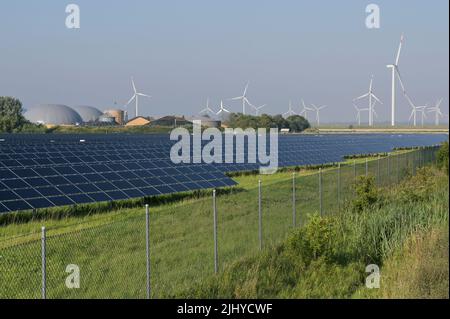 GERMANIA, impianto di Biogas e campo solare di GP Joule, dietro turbine eoliche / DEUTSCHLAND, Schleswig-Holstein, Reußenkoog, GP Joule Biogasanlage und Photovoltaik Anlage, Windkraftanlagen im Hintergrund Foto Stock