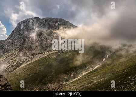 Panorama della cima del Monte Camicia, nel Parco Nazionale del Gran Sasso e dei Monti della Laga, durante un improvviso mutamento del tempo. Abruzzo Foto Stock
