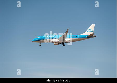 17.07.2022, Berlino, Germania, Europa - Un aereo passeggeri KLM Cityhopper Embraer ERJ-175 si avvicina all'aeroporto di Berlino Brandeburgo BER per l'atterraggio. Foto Stock