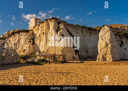 La spiaggia sabbiosa di Pizzomunno con il famoso stack a Vieste. Provincia di Foggia, Puglia, Italia, Europa Foto Stock