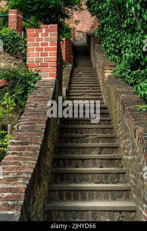 Scala con pareti in mattoni in un parco. Foto Stock