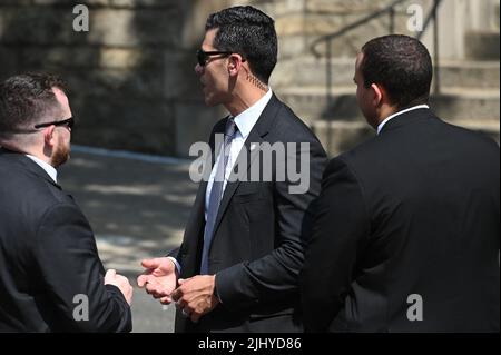 New York, Stati Uniti. 20th luglio 2022. I membri del Servizio Segreto sono fuori dalla Chiesa Cattolica di San Vincenzo Ferrero durante il servizio funebre per Ivan Trump, 20 luglio 2022. (Foto di Anthony Behar/Sipa USA) Credit: Sipa USA/Alamy Live News Foto Stock