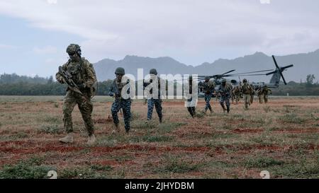 Waimanalo, Stati Uniti. 16 luglio 2022. I soldati con l'esercito australiano e i marines della marina dello Sri Lanka conducono un assalto aereo durante le operazioni militari multinazionali come parte degli esercizi del bordo del Pacifico, 16 luglio 2022 nella stazione dell'aeronautica di mantice, Hawaii. Credito: CPL. Djalma Vuong-De Ramos/U.S.A. Navy/Alamy Live News Foto Stock