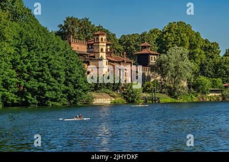 Parco del Valentino, borgo medievale sulle rive del po costruito in occasione dell'esposizione Generale Italiana del 1884 a Torino.Piemonte Foto Stock