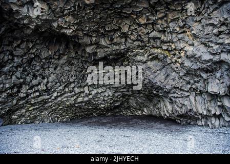 Ammira la grotta di Hálsanefshellir presso la spiaggia di sabbia nera di Reynisfjara vicino a Vik nell'Islanda meridionale Foto Stock