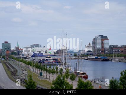 Kiel, Germania. 21st luglio 2022. Un traghetto scandinavo Stena Line (l), navi da crociera (AFT), navi da trasporto pubblico SFK (M) e grandi navi a vela (fronte) sono nel porto. Credit: Marcus Brandt/dpa/Alamy Live News Foto Stock