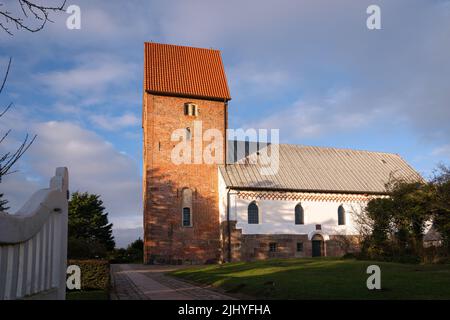 Vecchia chiesa di Keitum in serata sole, Amrum, Germania Foto Stock