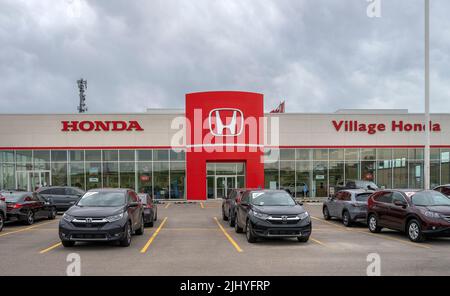 Calgary, Alberta, Canada – 18 luglio 2022: Vista esterna della concessionaria Village Honda Foto Stock