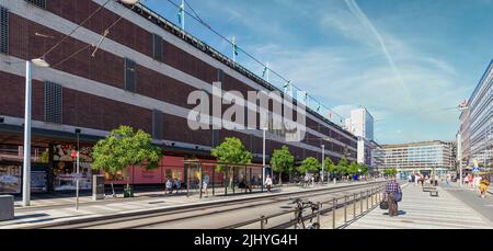 Stoccolma, Svezia - Giugno 25 2022: Distretto di Norrmalm nel centro di Stoccolma, con il famoso grande magazzino svedese, Ahlens, pochi pedoni e traffico basso, in una giornata estiva soleggiata Foto Stock