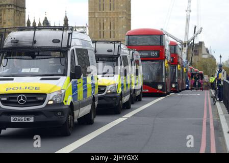 Londra, Inghilterra, Regno Unito. Furgoni di polizia e autobus rossi a due piani sul ponte di Westminster come dimostrazione tiene il traffico Foto Stock
