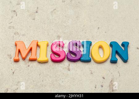 Scegli un legno lettere della parola missione Foto Stock