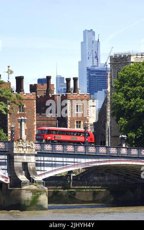 Londra, Inghilterra, Regno Unito. Lambeth Palace, Lambeth Bridge e la NatWest Tower / Tower 42 visto da Millbank Foto Stock