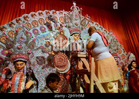 Howrah, India - 15th ottobre 2021 : sacerdote indù che mette le ghirlande sulla dea Durga prima di Sandhi Puja, la giuntura sacra di Ashtami e Nabami. Foto Stock