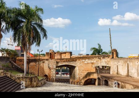 30.06.2022 SANTO DOMINGO, REPUBBLICA DOMINICANA Gates zona coloniale di Santo Domingo, patrimonio mondiale dell'UNESCO. Foto Stock