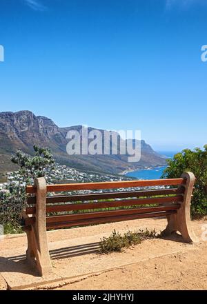 Panca con una vista rilassante da Table Mountain, Città del Capo, Sud Africa, scena rilassante di leoni testa contro il cielo blu. Rilassante luogo di riposo lungo un Foto Stock