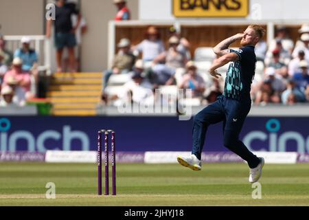 Ben Stokes of England bowling durante la partita Royal London One Day Series tra Inghilterra e Sud Africa al Seat Unique Riverside, Chester le Street, martedì 19th luglio 2022. (Credit: Mark Fletcher | MI News) Foto Stock