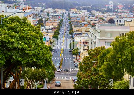 Vista sulla cima di una strada ripida a San Francisco con vista sui quartieri Foto Stock