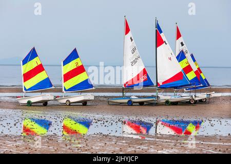 Numero di piccole imbarcazioni e yacht sulla spiaggia di Prestwick, Ayrshire, sulla costa del Firth di Clyde, Scozia, Regno Unito Foto Stock