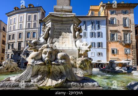 Particolare della Fontana del Pantheon, Fontana del Pantheon, commissionata nel 16th da Papa Gregorio XIII, e progettata da Giacomo della po Foto Stock