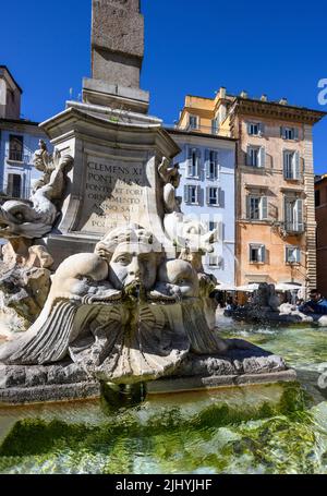 Particolare della Fontana del Pantheon, Fontana del Pantheon, commissionata nel 16th da Papa Gregorio XIII, e progettata da Giacomo della po Foto Stock