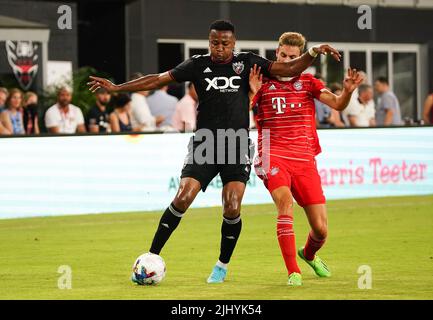 WASHINGTON, DC - LUGLIO 20: Bayern Munich Forward Thomas Müller (25) affronta la DC United Forward Michael Estrada (7) durante una partita internazionale amichevole tra D.C United e Bayern Monaco, il 20 luglio 2022, presso Audi Field, a Washington, CC. Foto Stock