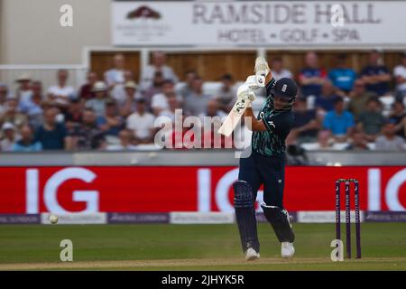 Inghilterra Sam Curran batting durante la Royal London One Day Series Match tra Inghilterra e Sud Africa al Seat Unique Riverside, Chester le Street, martedì 19th luglio 2022. (Credit: Mark Fletcher | MI News) Credit: MI News & Sport /Alamy Live News Foto Stock