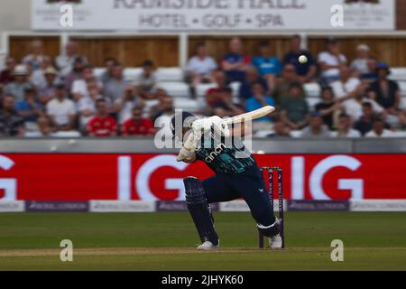 Inghilterra Sam Curran batting durante la Royal London One Day Series Match tra Inghilterra e Sud Africa al Seat Unique Riverside, Chester le Street, martedì 19th luglio 2022. (Credit: Mark Fletcher | MI News) Credit: MI News & Sport /Alamy Live News Foto Stock