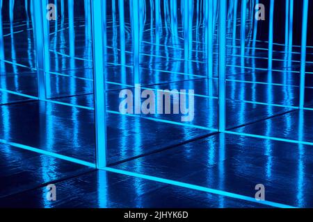 Dettaglio dei corridoi dello specchio a sfioro blu Foto Stock