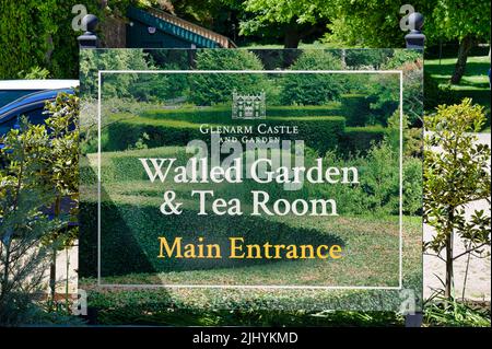 Glenarm, UK- 29 maggio 2022: Il cartello d'ingresso principale per il castello di Glenarm e il giardino murato Foto Stock