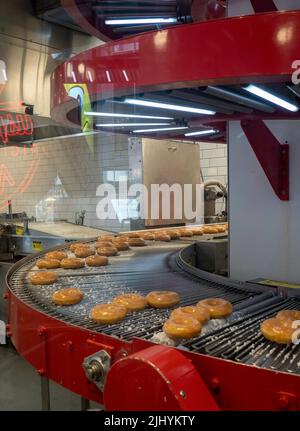 Il negozio di punta Krispy Kreme Donut si trova a Times Square, New York City, USA 2022 Foto Stock