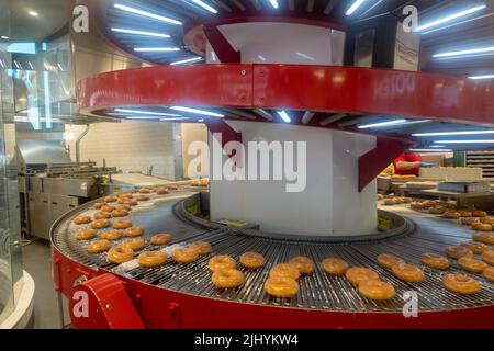 Il negozio di punta Krispy Kreme Donut si trova a Times Square, New York City, USA 2022 Foto Stock