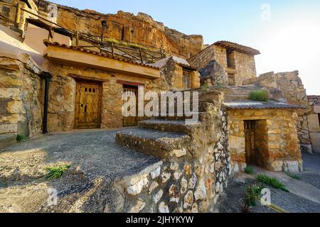 Case in grotta scavate nella roccia della montagna e utilizzate come cantine per la produzione di vino, San Esteban de Gormaz. Foto Stock