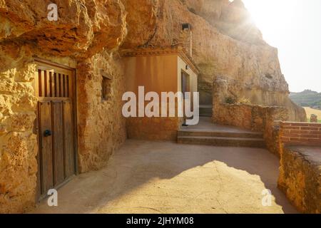 Case in grotta scavate nella roccia della montagna e utilizzate come cantine per la produzione di vino, San Esteban de Gormaz. Foto Stock