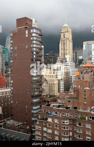 Le nuvole grigie di thunderhead sembrano minacciare Midtown Manhattan, NYC, USA 2022 Foto Stock