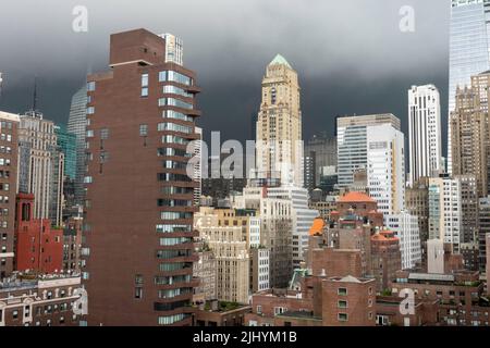 Le nuvole grigie di thunderhead sembrano minacciare Midtown Manhattan, NYC, USA 2022 Foto Stock