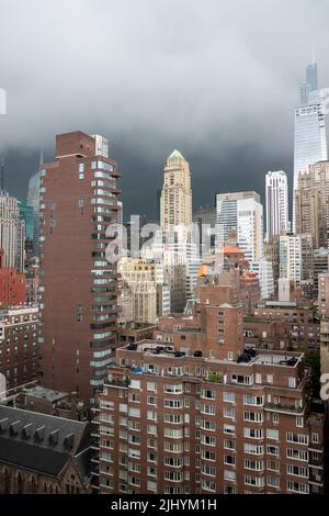 Le nuvole grigie di thunderhead sembrano minacciare Midtown Manhattan, NYC, USA 2022 Foto Stock