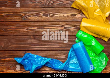 Diversi sacchetti di plastica su sfondo di legno. Foto Stock