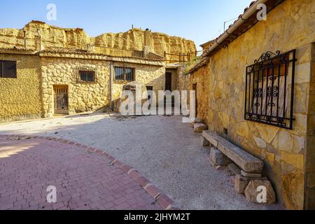 Vecchie case costruite accanto alle rocce delle montagne a San Esteban de Gormaz, Spagna. Foto Stock