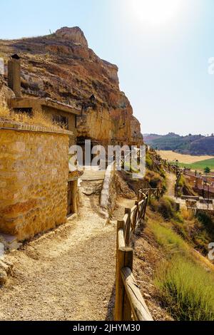 Case rupestri molto antiche nella montagna che sono stati utilizzati per produrre vino bianco Ribera de Duero, Soria. Foto Stock