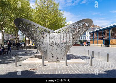 Troyes, Francia -5 maggio 2022: Arte moderna di una farfalla nel centro di Troyes in Francia Foto Stock