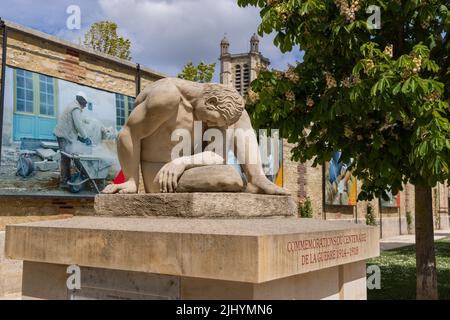 Troyes, Francia - 5 maggio 2022: Sculture commemorative della Grande guerra con l'uomo nel centro di Troyes in Francia Foto Stock