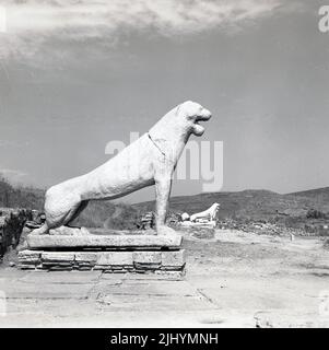 1969, statua del leone, che custodisce la zona del lago Sacro, Delos, Mykonos, Grecia, un luogo di storia antica che risale al culto di Apollo e Artemis. Foto Stock