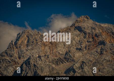 Grandi colline di pietra rocciosa sopra il villaggio di Bovec in Slovenia montagne vicino al fiume pulito Soca Foto Stock