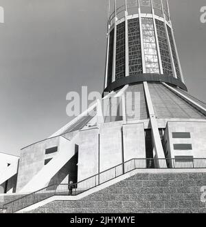 1969, storico, esterno della Cattedrale Metropolitana di Liverpool, Liverpool, Inghilterra, Regno Unito che mostra la torre a forma di cono. Progettato da Frederick Gibberd - nello stile moderno dell'epoca - e costruito in cemento con un rivestimento in pietra portland, è stato aperto (consacrato) nel 1967. Foto Stock