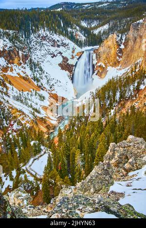 Ammira il canyon in inverno delle splendide cascate Upper Falls a Yellowstone Foto Stock