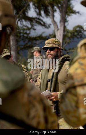 Il sergente dell'esercito australiano Corey Boyce dal 2nd Battaglione, il reggimento reale australiano, conduce un brief di sicurezza prima di un'operazione di addestramento anfibio come parte del Rim degli esercizi del Pacifico alla base del corpo Marino Hawaii, 12 luglio 2022 a Kaneohe Bay, Hawaii. Foto Stock